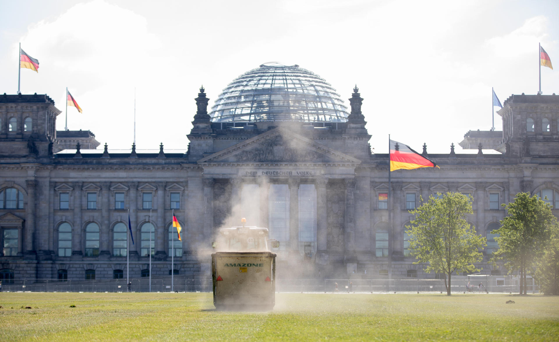 Der Rasen auf der Wiese vor dem Reichstag wird gemäht.