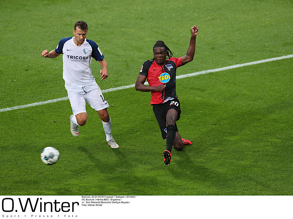 Boyata (r.) mit langem Bein und elegantem Pass.