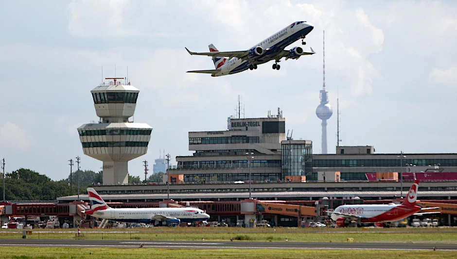 Ein Flugzeug der Gesellschaft British Airways hebt am 28.08.2017 vom Flughafen Tegel in Berlin ab (Symbolbild). 