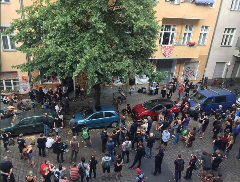 Etwa 150 Demonstranten ziehen durch die Neuköllner Weisestraße. Sie kämpfen für ihre Kneipe.