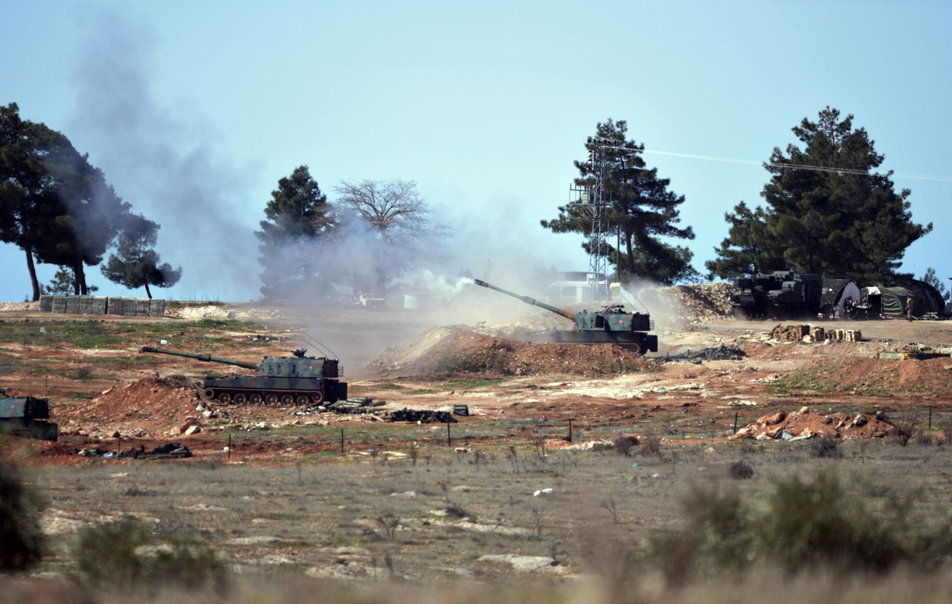 Türkische Artillerie schießt an der Grenze zu Syrien auf kurdische Kämpfer. 