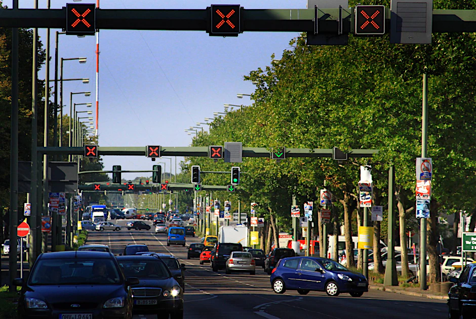 Zwei raus, drei rein: Je nach Verkehr werden die fünf Spuren freigegeben.