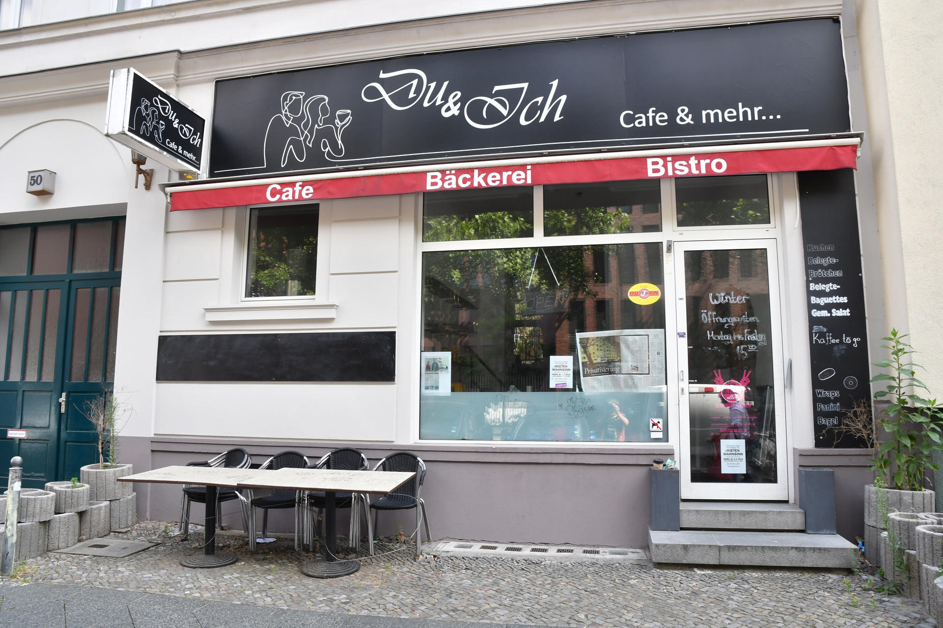 Dem Café im Nebenhaus ging die Kundschaft aus. 