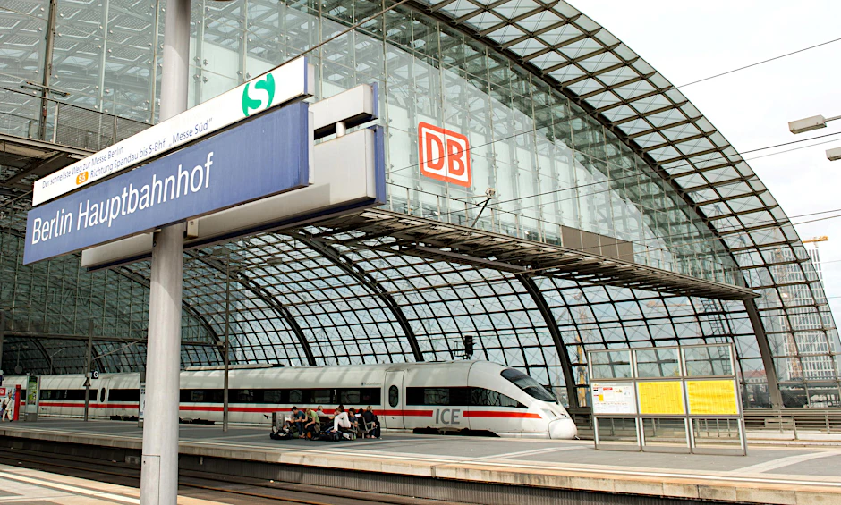 Ein Zug steht an einem Gleis des Hauptbahnhofs.