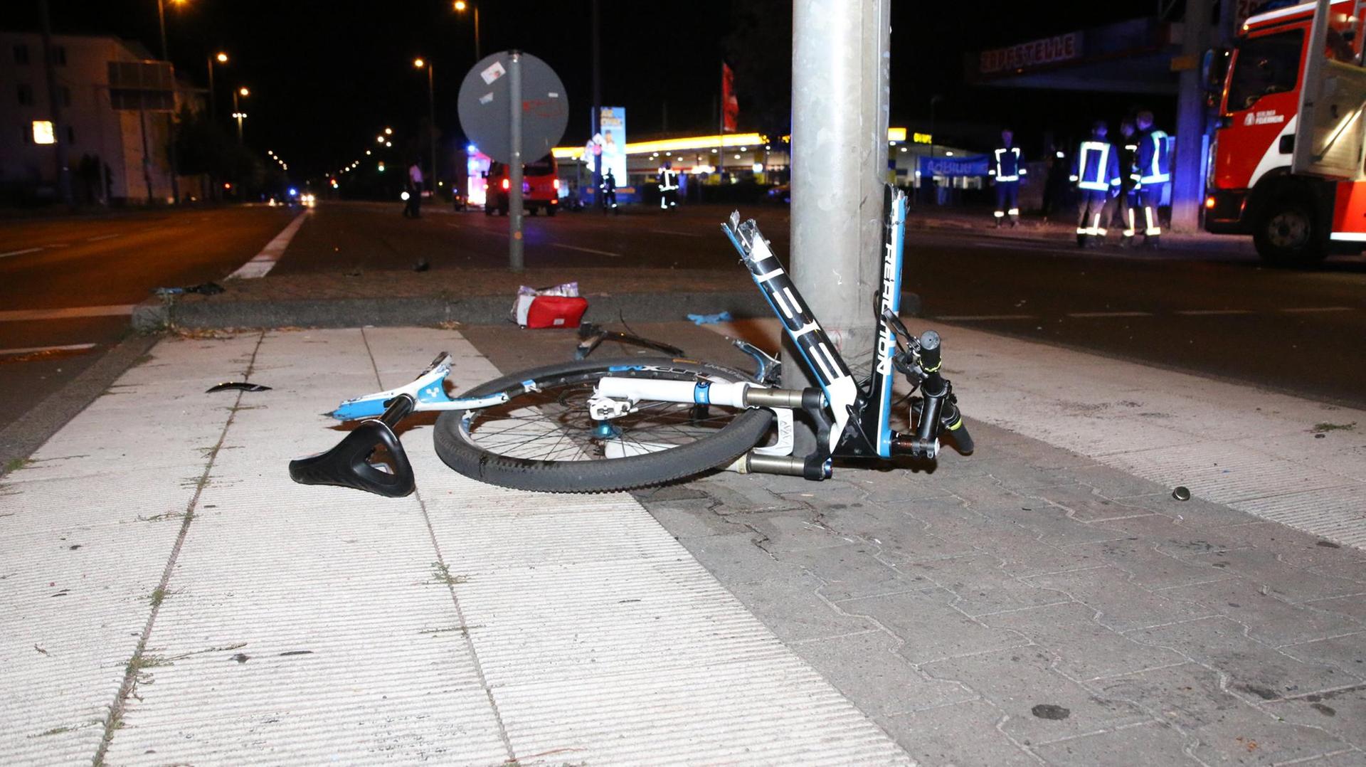 Das hochwertige Fahrrad wurde bei dem Aufprall förmlich zerfetzt.