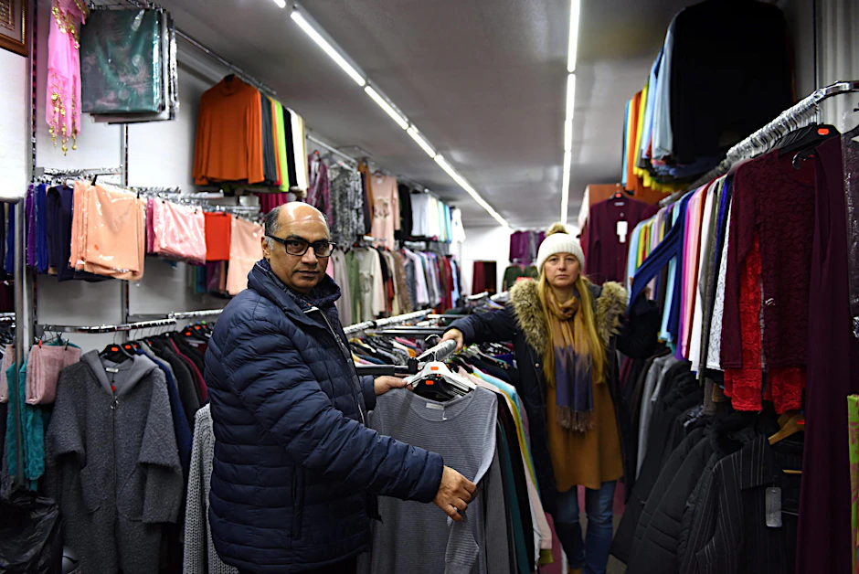 Hassan Qadri (li.) und Joanna Poplawska-Qadri sind die Chefs im Textil-Geschäft „Kamil Mode“.