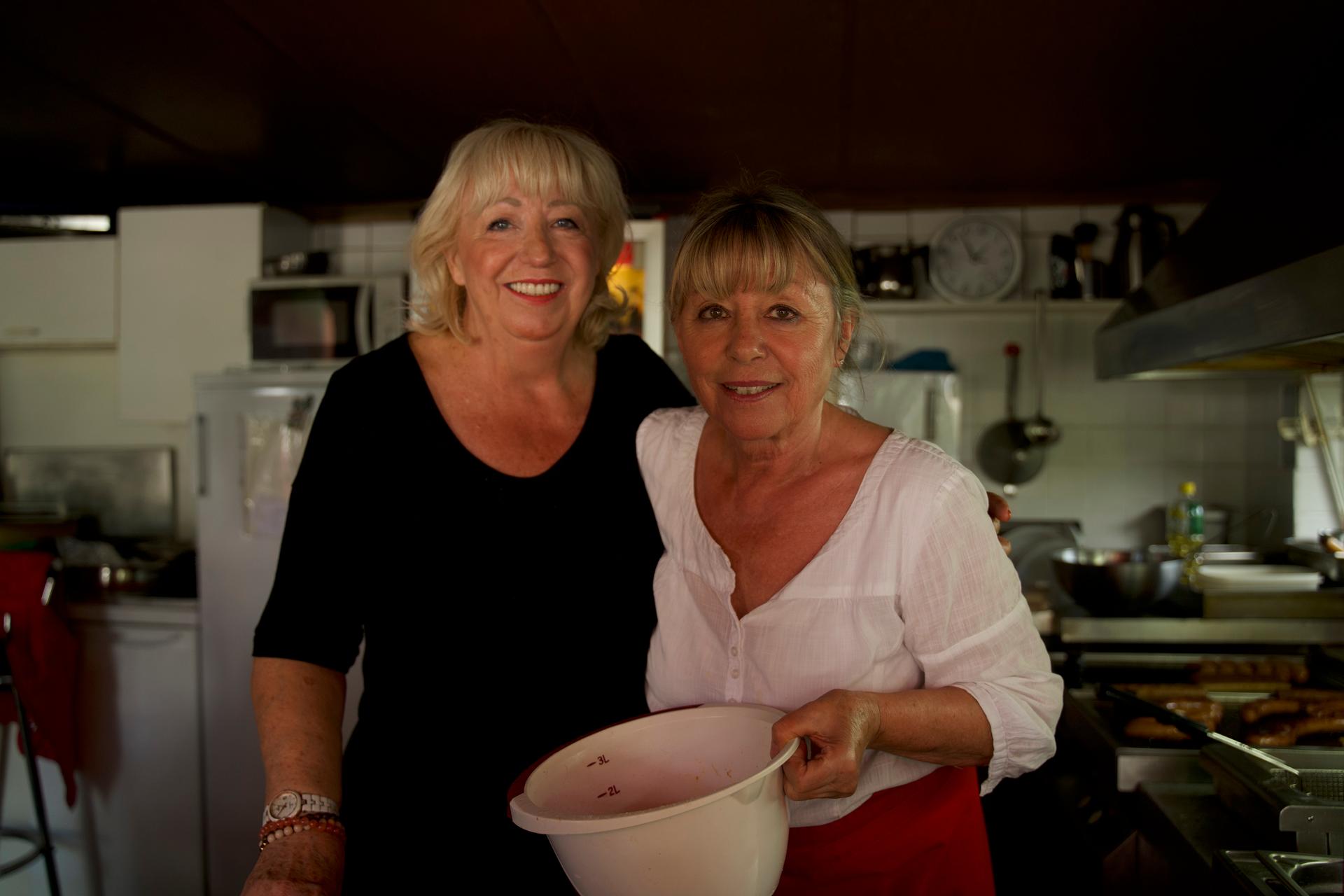 Imbiss-Inhaberin Claudia Rose (r.) mit Kollegin Ewelin