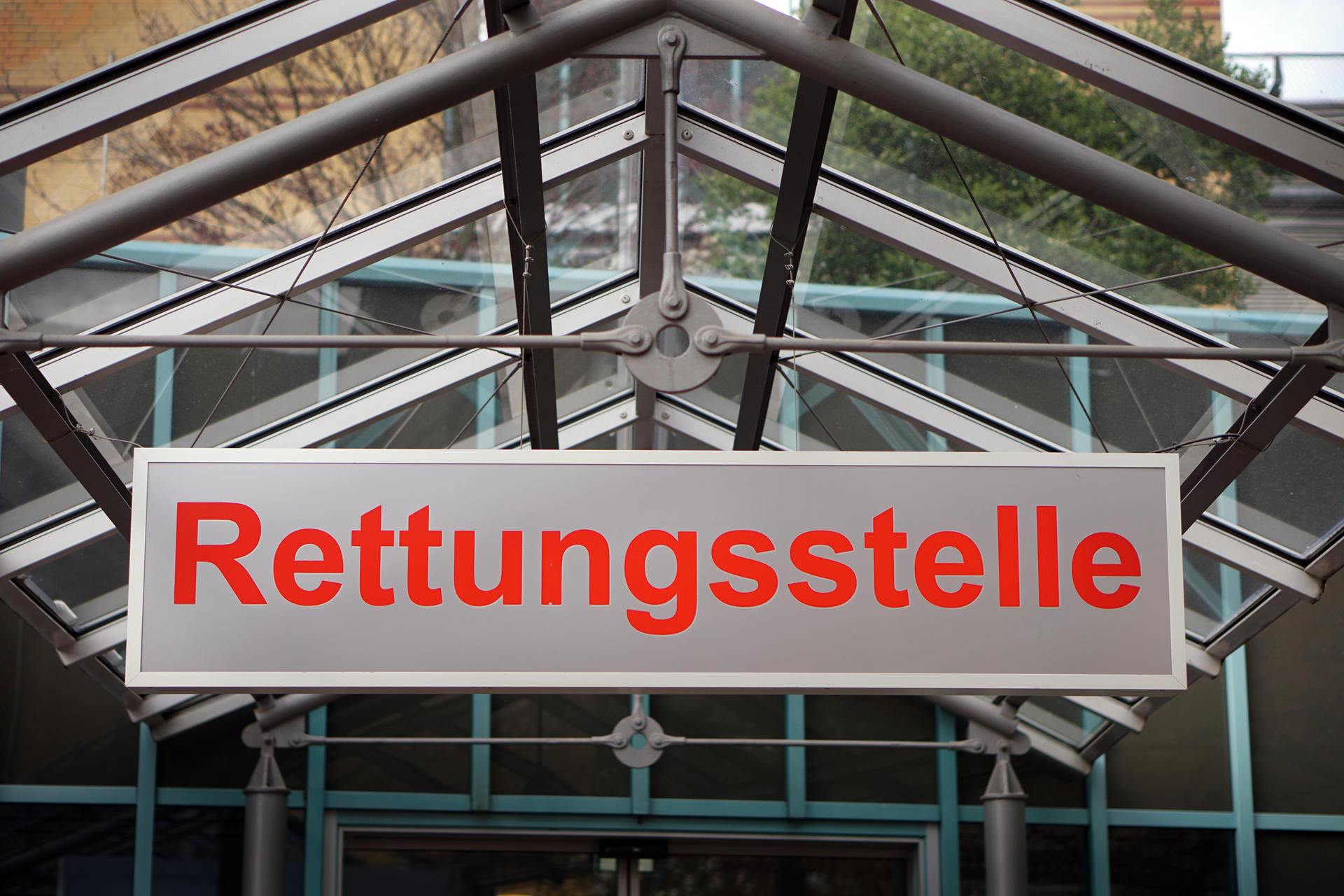 Nachts sind etliche Rettungsstellen nicht ständig besetzt - der diensthabende Arzt, der eigentlich auf den Stationen arbeitet, muss einspringen. 