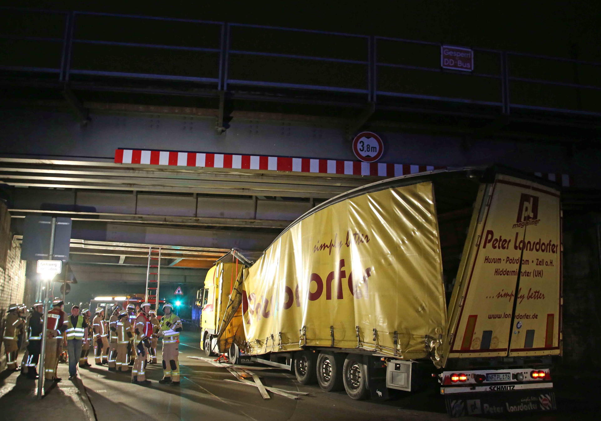 2014: Auch dieser riesige Brummi ignorierte die  mehr als deutliche Höhenwarnung und fuhr sich fest. 