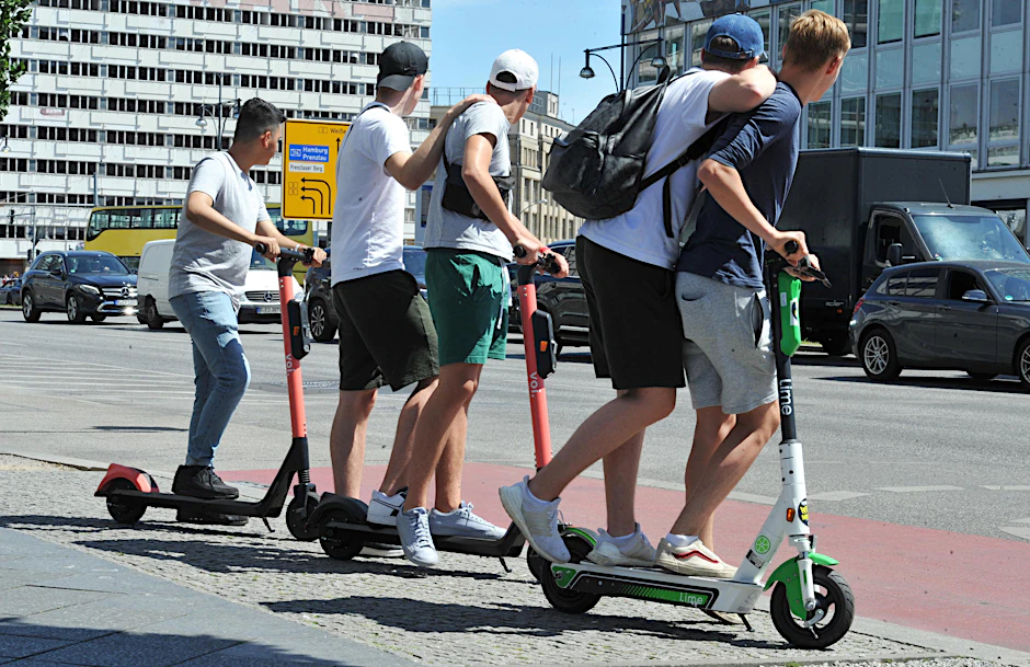 Eine Fahrt zu zweit auf einem Roller ist in Deutschland verboten. 