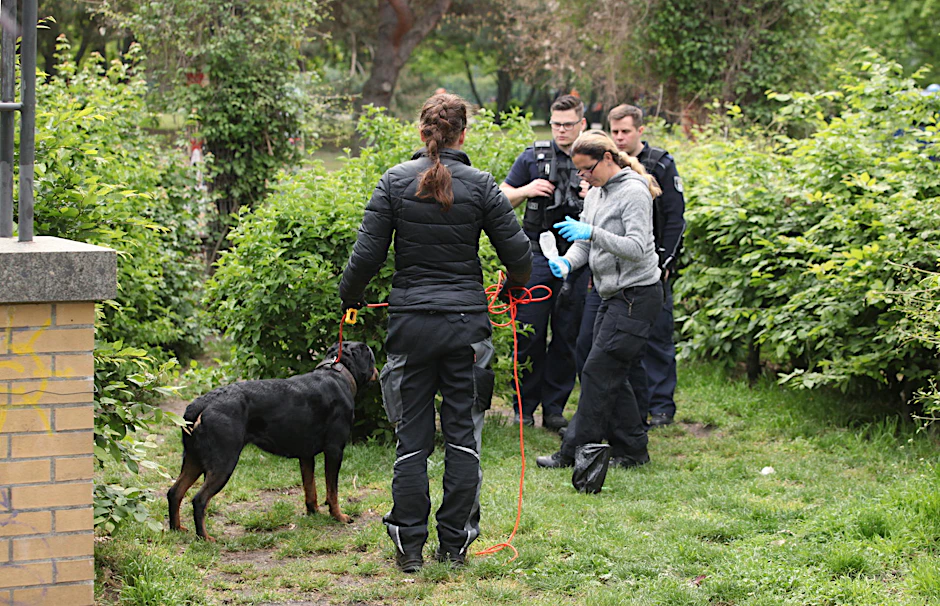 Hier finden die Einsatzkräfte der Polizei eine Tüte mit Drogen im Görlitzer Park (Archivbild).