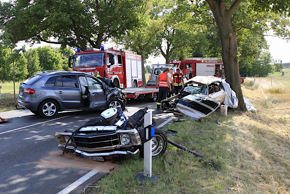Der amerikanische Oldtimer wurde durch den Aufprall in mehrere Teile zerlegt.