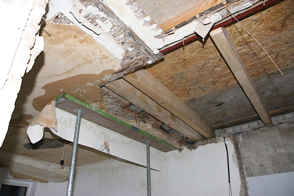 Die leere Wohnung unter dem Dach, das saniert wird: Wasserschäden und ein Loch in der Decke.