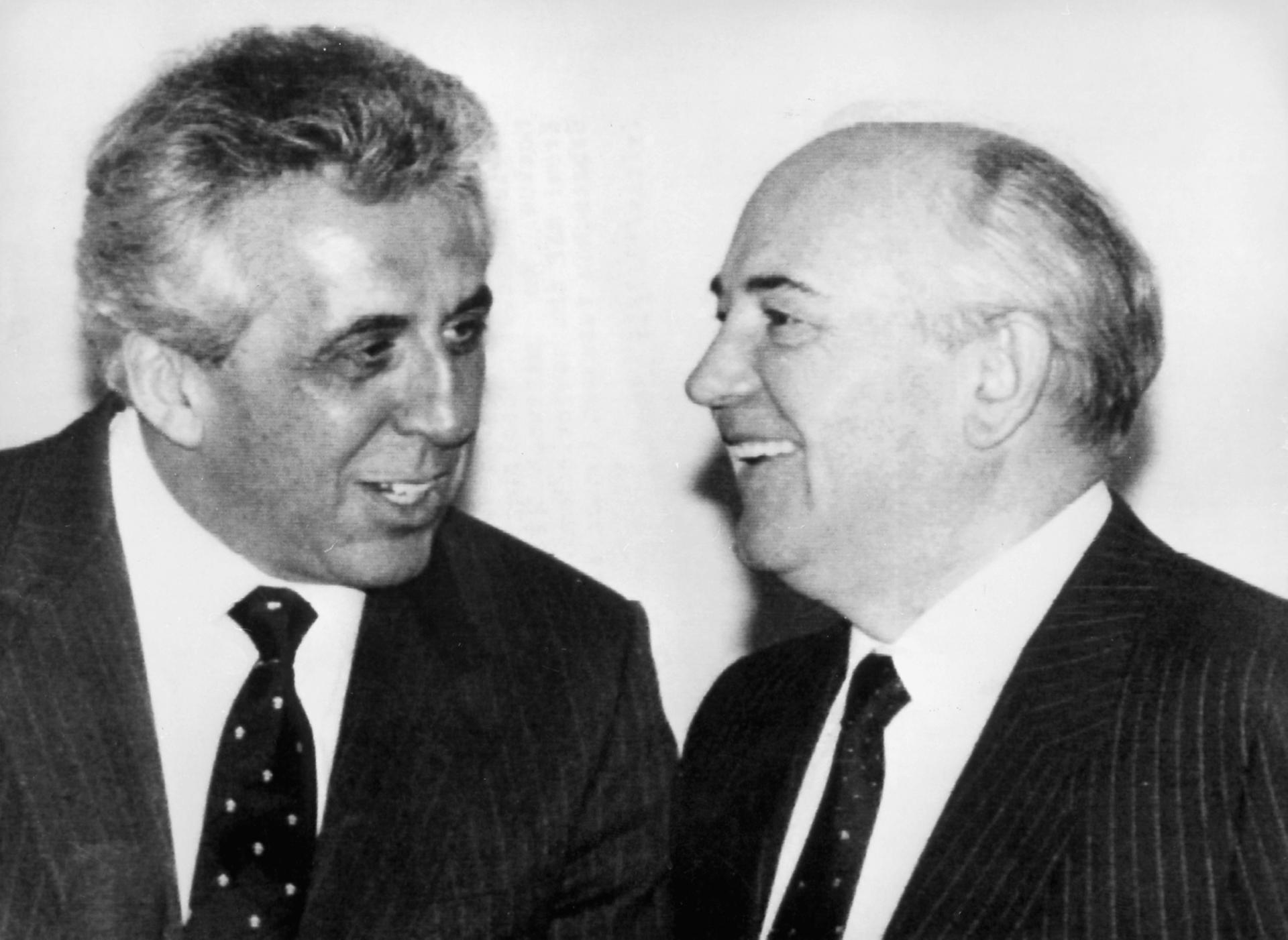 Als Krenz zum ersten Auslandsbesuch als Partei- und Regierungschef am 1. 11. 1989 bei Gorbatschow war, warnte der noch vor den Bonner „Nationalisten“.