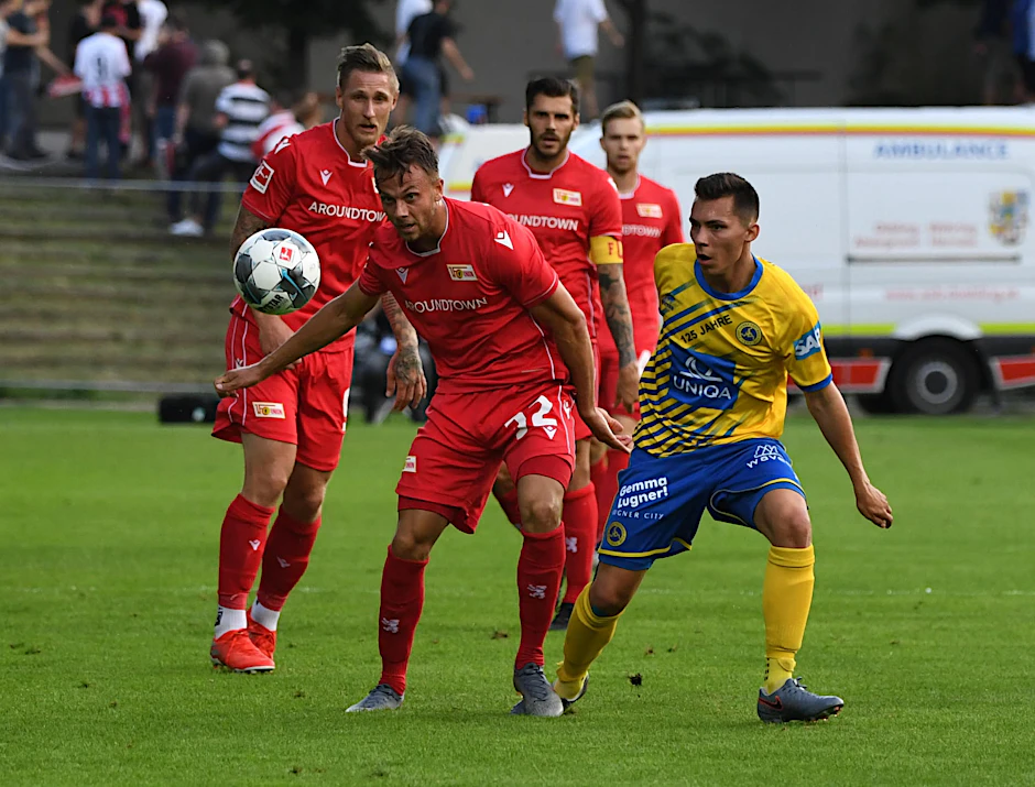 Sebastian Polter (l.) und Christopher Trimmel schauen genau, was Marcus Ingvartsen mit dem Ball macht.