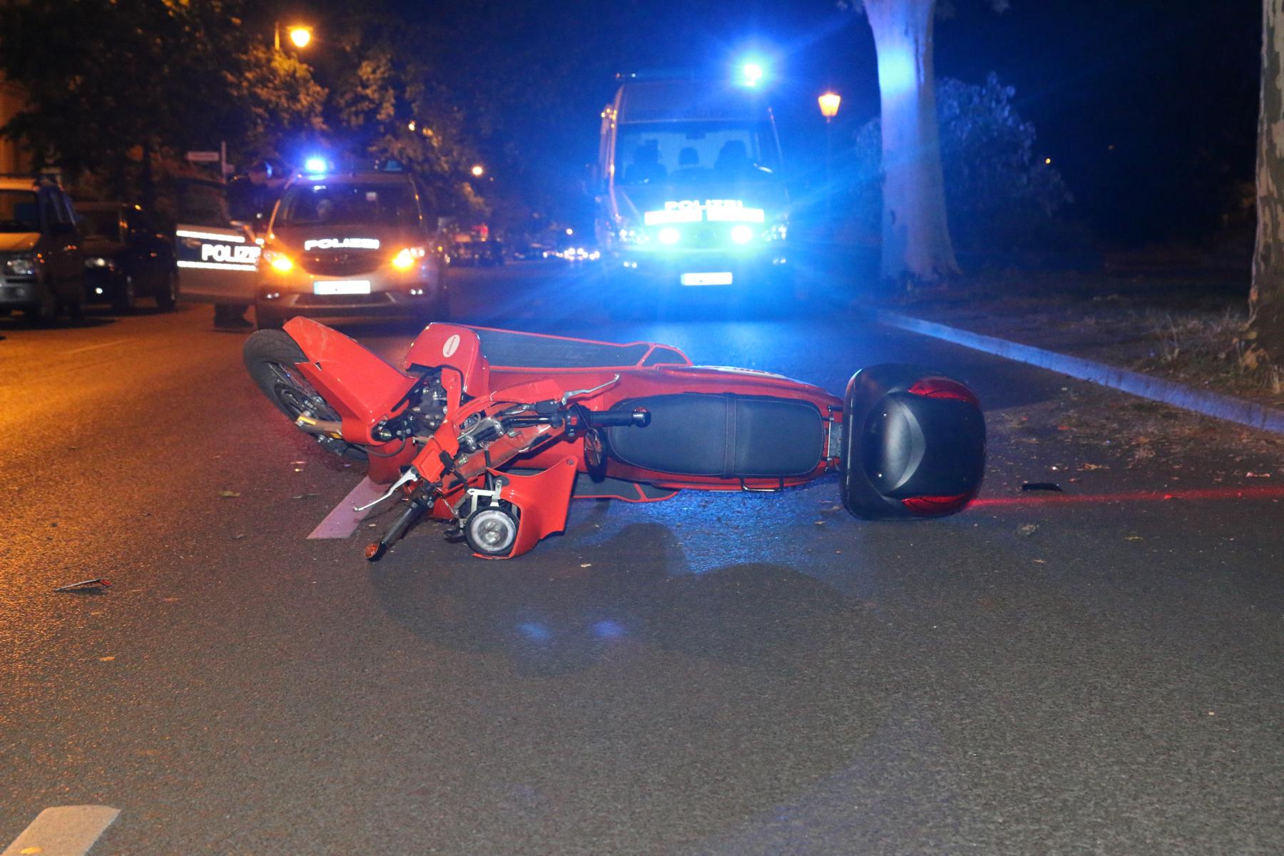 Der Fahrer prallte auf seiner gemieteten Schwalbe gegen einen Baum.