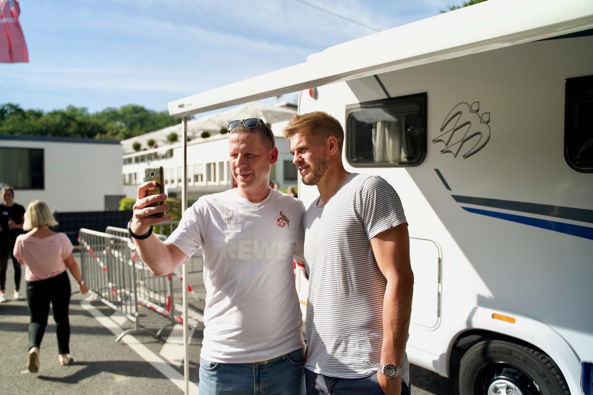 Selfies hier, Selfies da: Simon Terodde ist am Geißbockheim ein gefragter Mann.