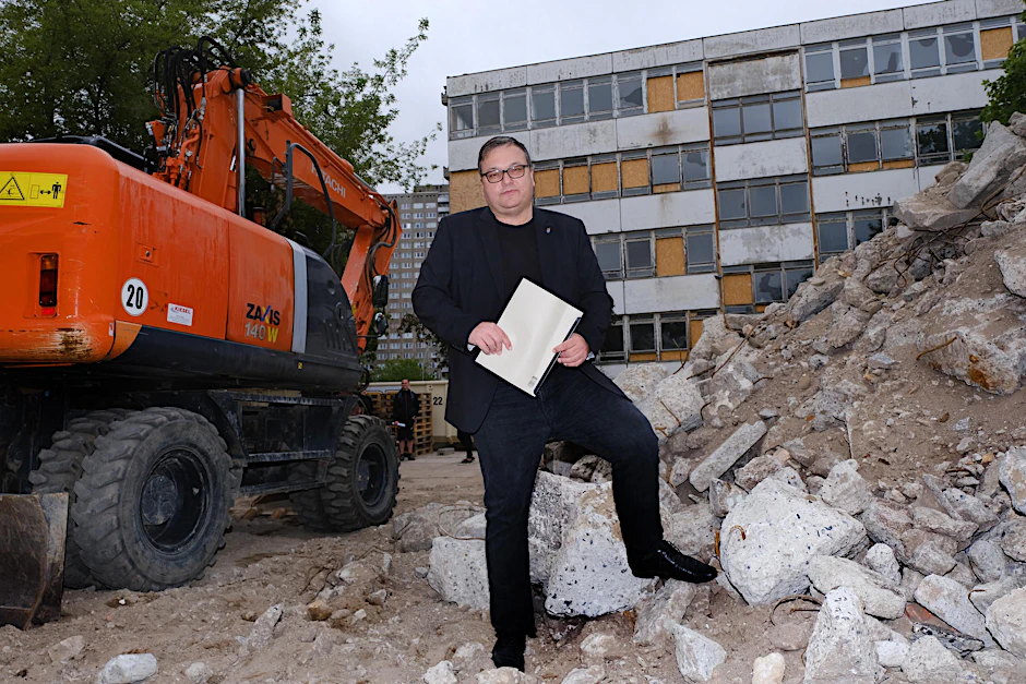 Michael Grunst (Linke) schaut sich die Baustellen im Bezirk Lichtenberg mal persönlich an.