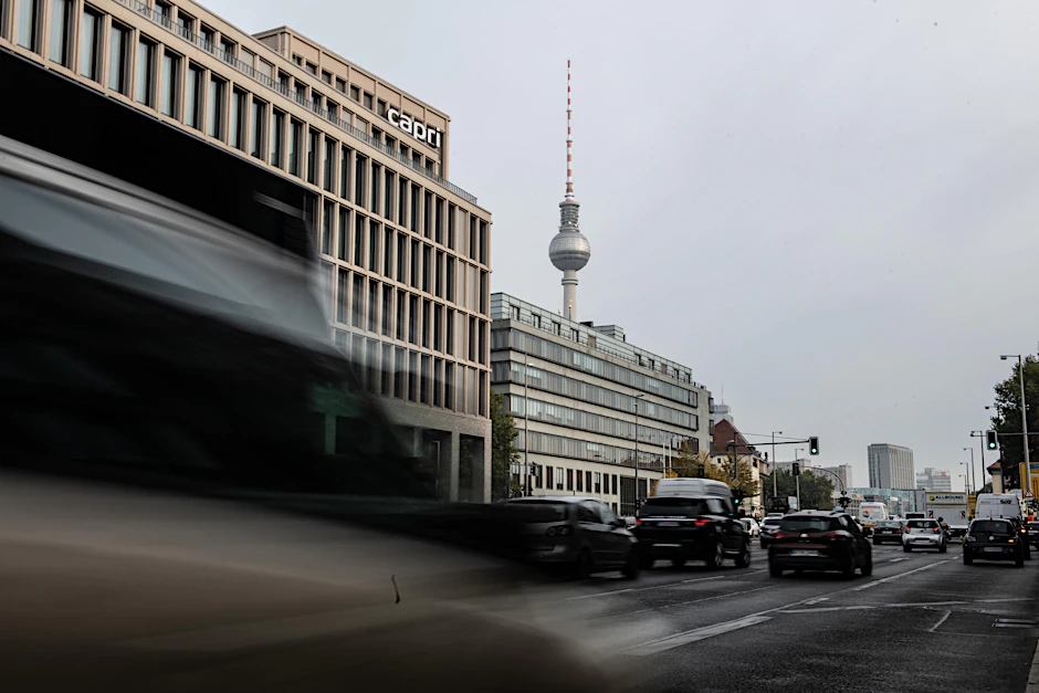 Der Entwurf des Luftreinhalteplans des Berliner Senats sieht vor, an 15 Abschnitten von neun Straßen Durchfahrverbote für Diesel- Lkw und -Pkw bis einschließlich Euro 5 zu verhängen. Dazu zählen unter anderem Teilstücke der Leipziger Straße. 