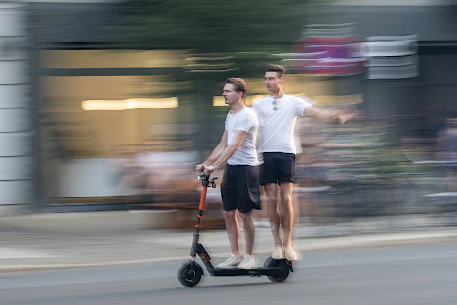 Das ist nicht erlaubt – zwei Personen auf einem E-Roller (Symbolbild). 