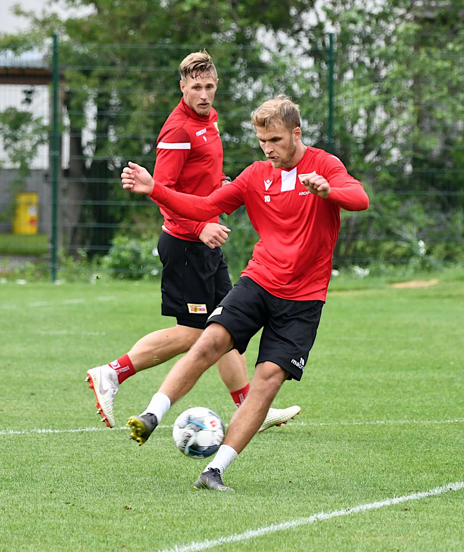 Sebastian Polter schaut genau hin, was Kollege Sebastian Andersson im Training drauf hat.