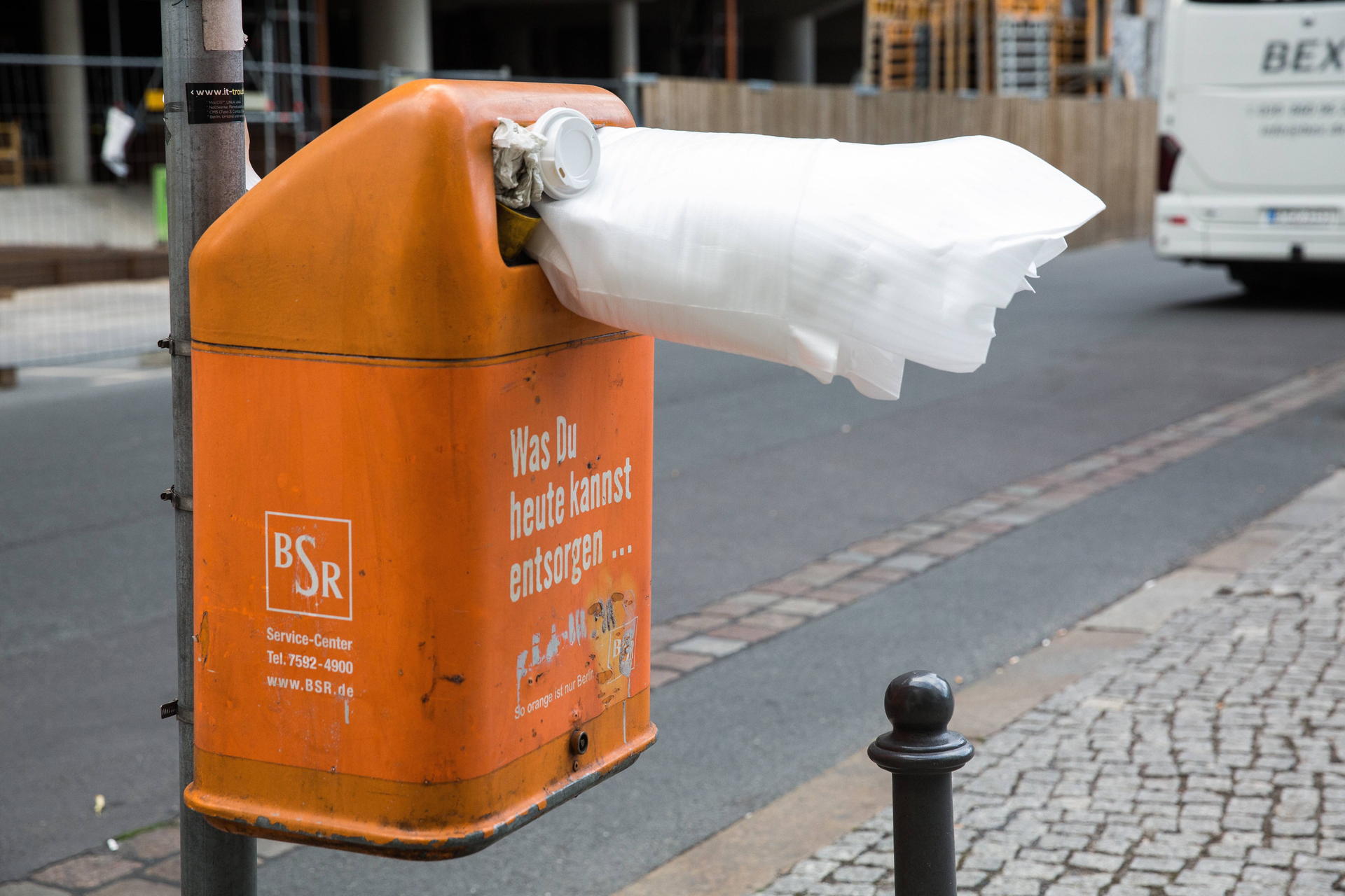 Kein seltener Anblick in den Straßen Berlins: Ein überfüllter Mülleimer.