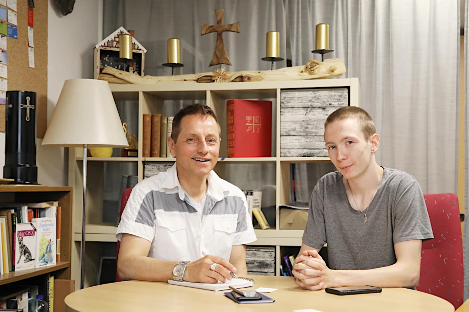 Max im Gespräch mit Thomas de Vachroi. Er kennt sich mit Schicksalen wie seinem aus und will ihm helfen, seine beruflichen und privaten Probleme zu lösen.