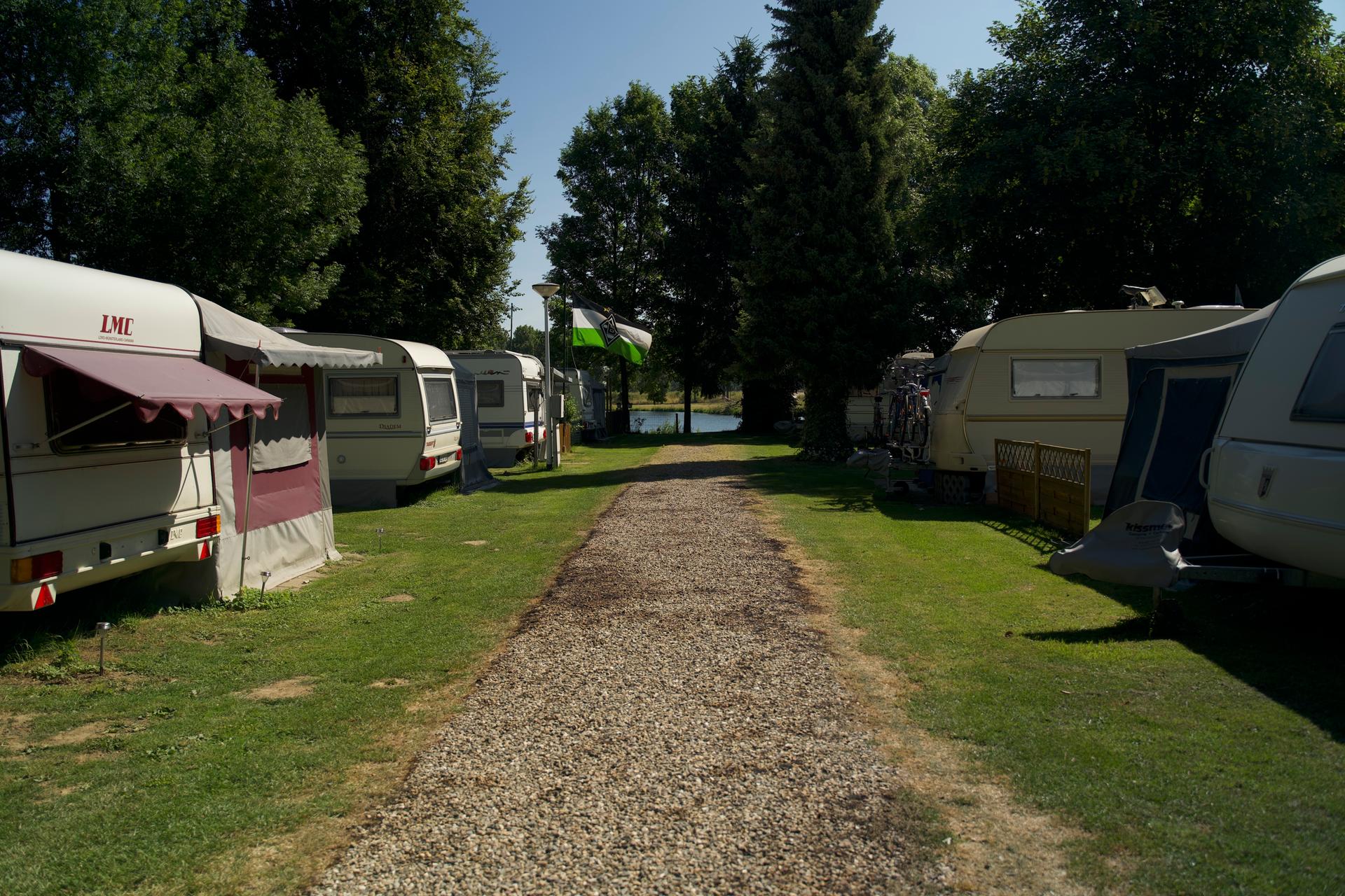 Auf dem Campingplatz im holländischen Roermond weht die eine oder andere Fahne von Borussia Mönchengladbach.