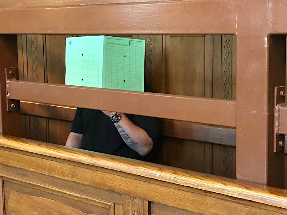 Der Angeklagte will sich im Saal nicht offen zeigen. 