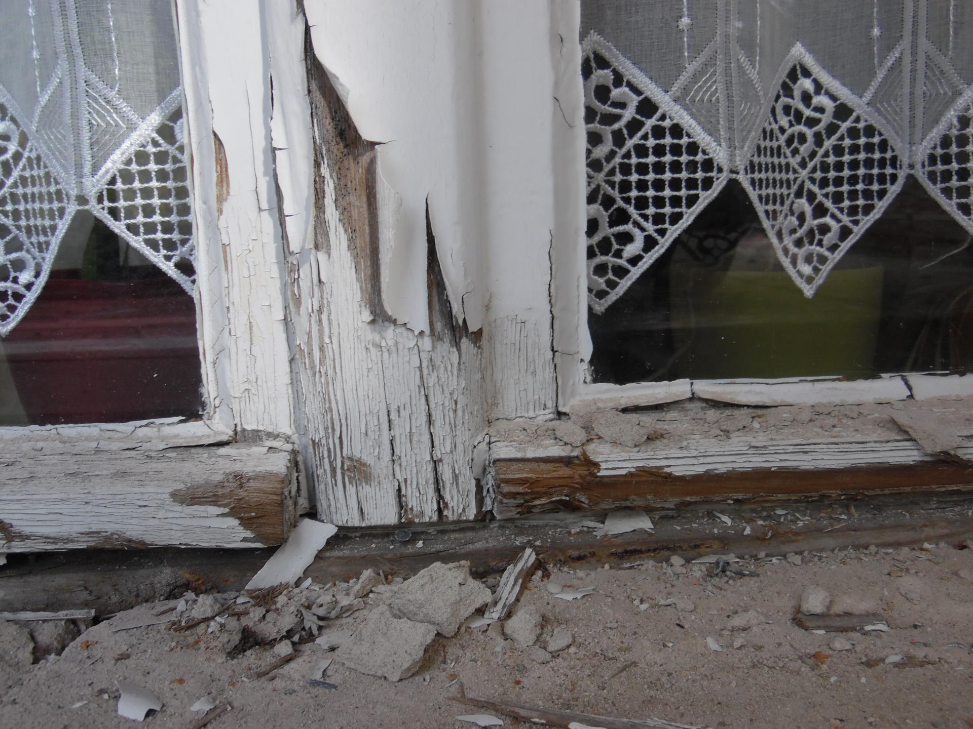 Die Fenster sind total vergammelt, es regnet sogar hinein.