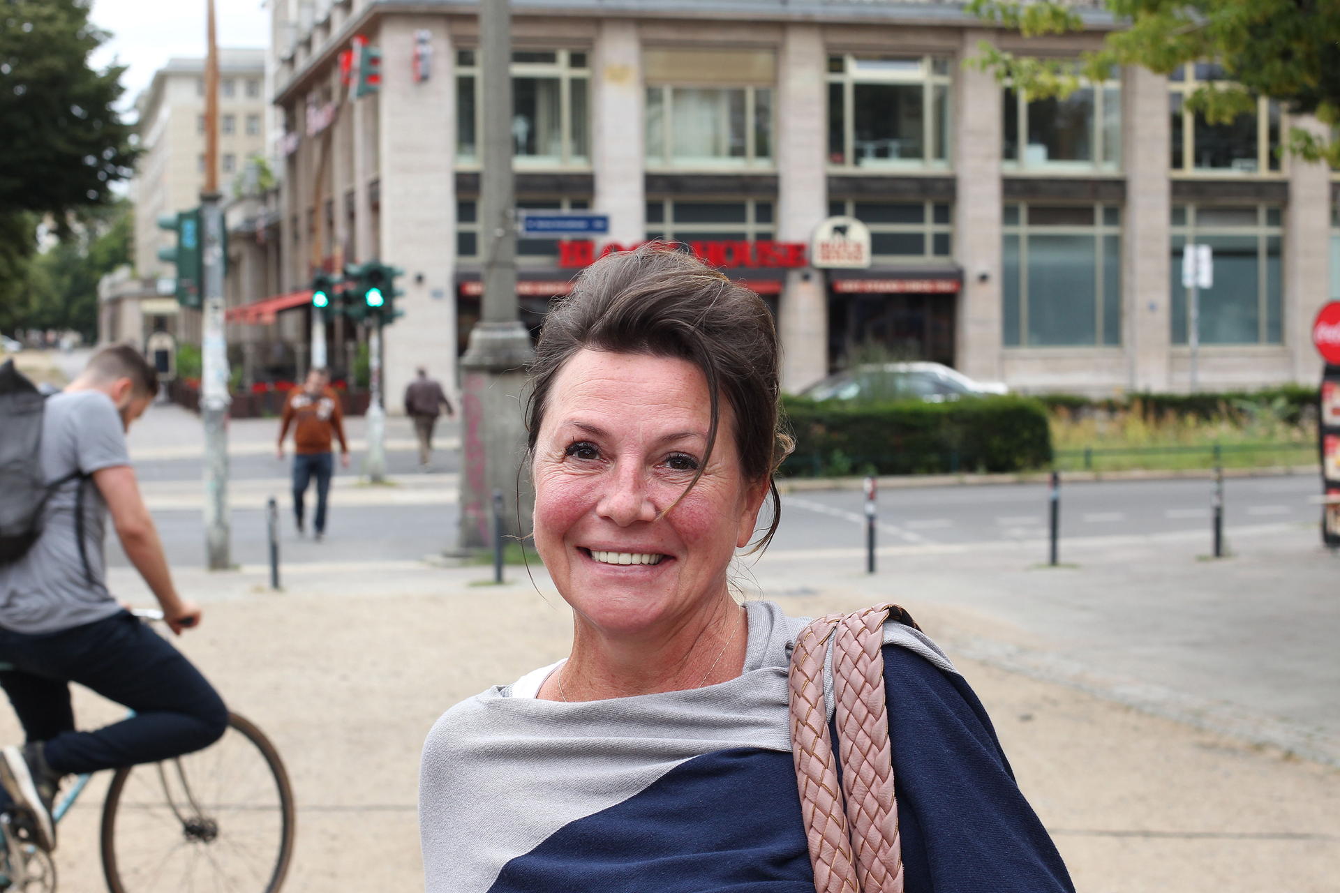 Isabella Jagosch (50) lebt seit 25 Jahren in der Karl-Marx-Allee. Auch sie hat vom Kauf durch die Gewobag gehört. „Das ist besser als die Deutsche Wohnen“, sagt sie. 