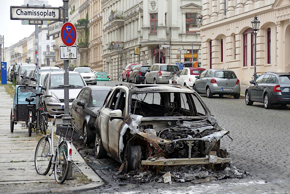 Auch dieses Fahrzeug wurde vollständig zerstört. 