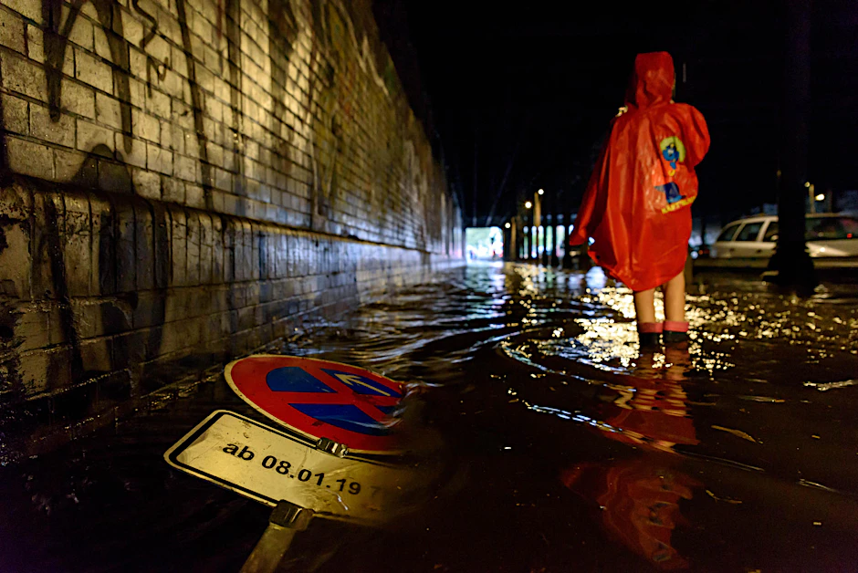 Kommt ein Schild angeschwommen: Der Regen überflutet den Gleimtunnel zwischen Prenzlauer Berg und Wedding.