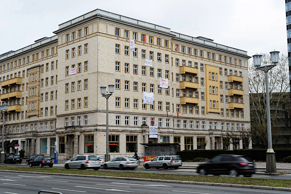 Vier Wohnblöcke in der Karl-Marx-Allee wollte die Deutsche Wohnen kaufen. Jetzt bahnt sich eine Lösung im Streit an. 