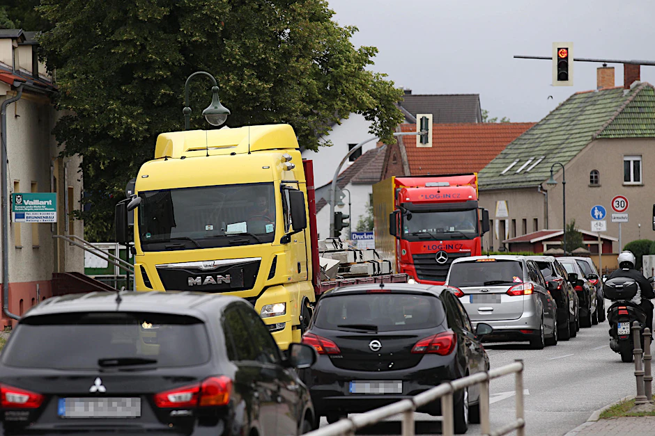 Auto- und Lkw-Fahrer quälen sich über die B158 durch Ahrensfelde.  