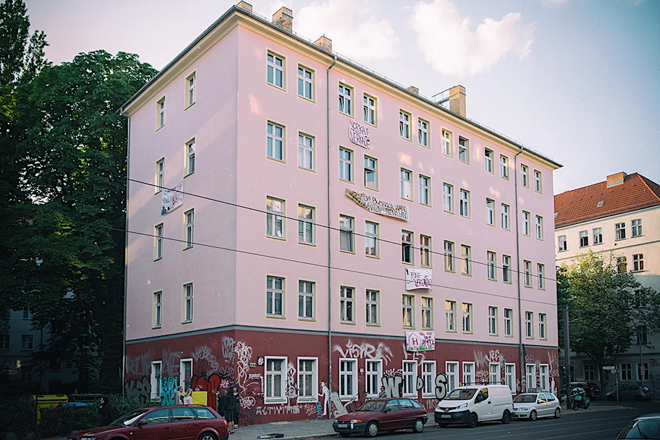 Protest an der Fassade: Mieter weisen auf Transparenten auf ihre Situation hin.