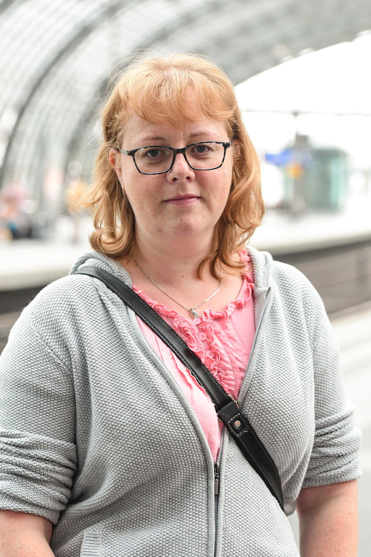 Annica Bernhardt hat ihrer zehnjährigen Tochter nichts von der Frankfurter Tragödie erzählt. Sie will, dass ihr Kind weiterhin unbeschwert mit ihr Bahn fährt.