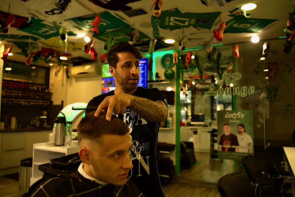 Für 22 Euro bietet Friseur Farshad Morilotfi in der Bremer Innenstadt den Eggestein-Schnitt an.