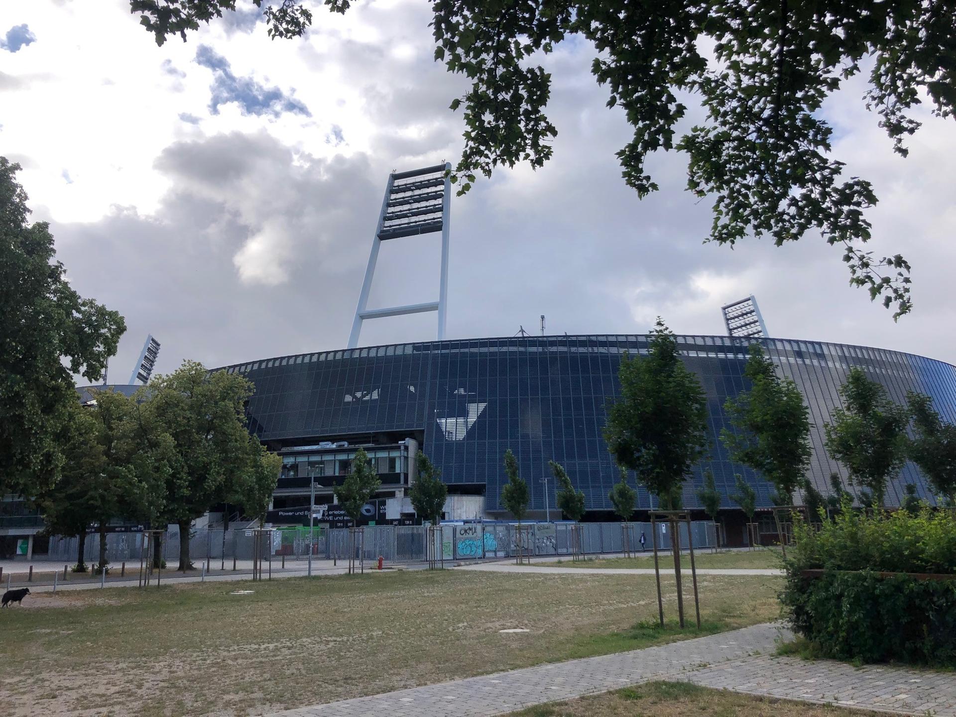 Das Weserstadion ist die einzige Spielstätte in der Bundesliga mit Flutlichtern.