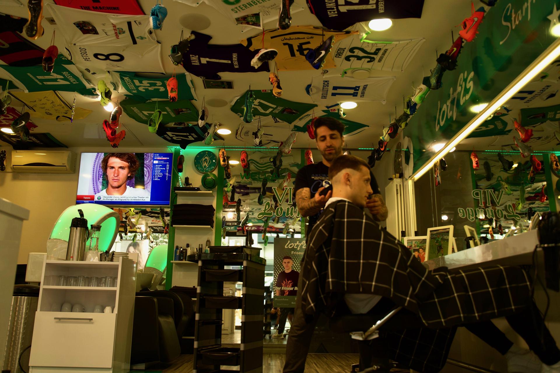Bei Lotfis Werder-Starfriseur läuft, wie soll es anders sein, Sport. Im Hintergrund der 24-h-Sender Sky Sport News HD.