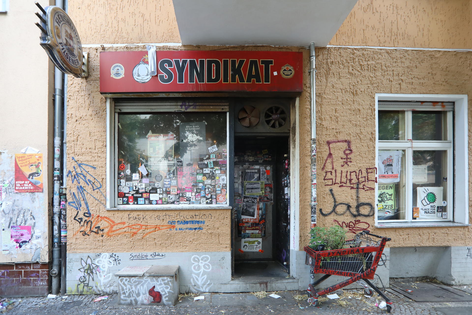 Die Zwangsräumung droht: das„Syndikat“ in Neukölln und die „Meuterei“ in Kreuzberg.