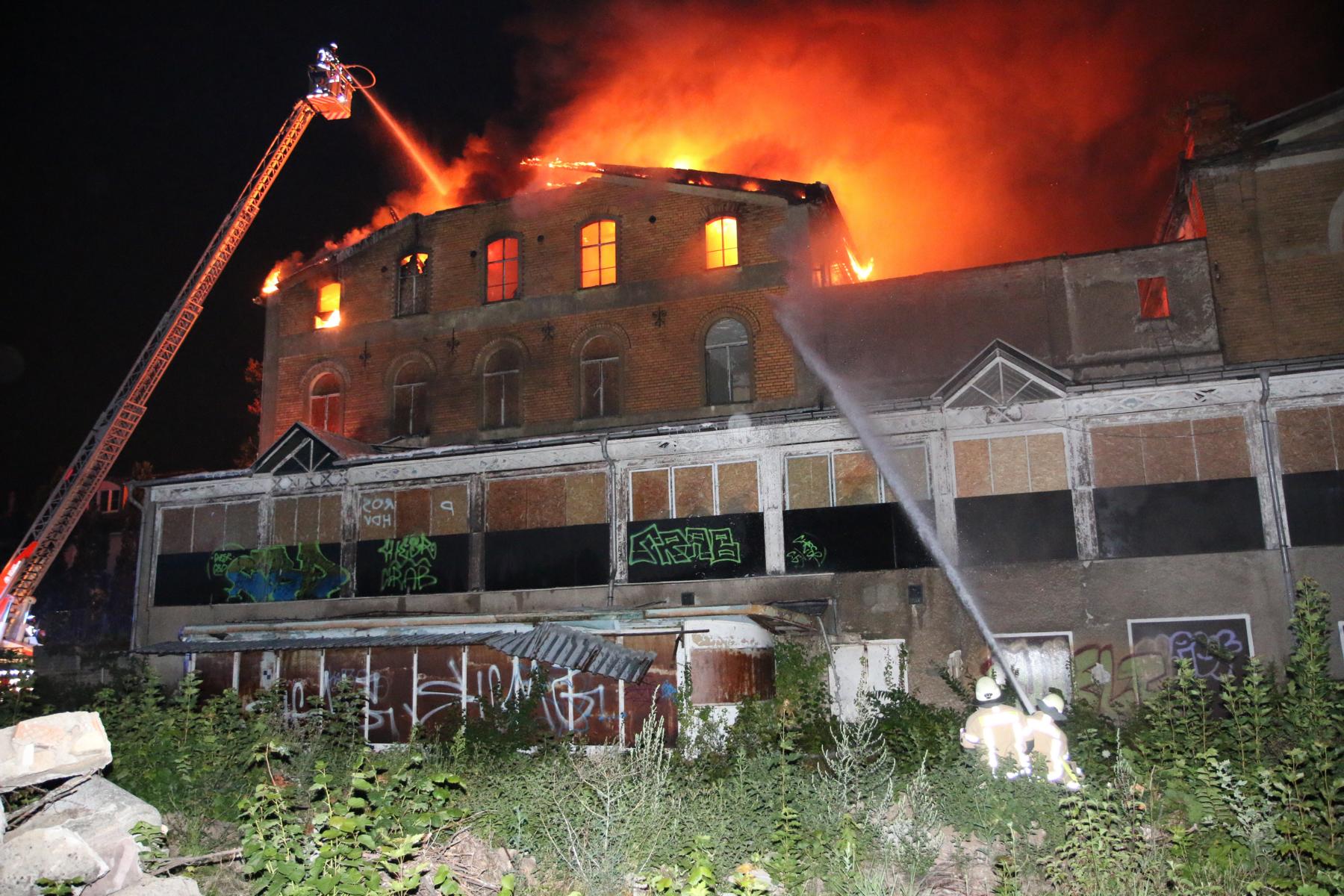 Image - Brand im denkmalgeschütztem Haus Riviera in Berlin Grünau: Teile des Hauses einsturzgefährdet