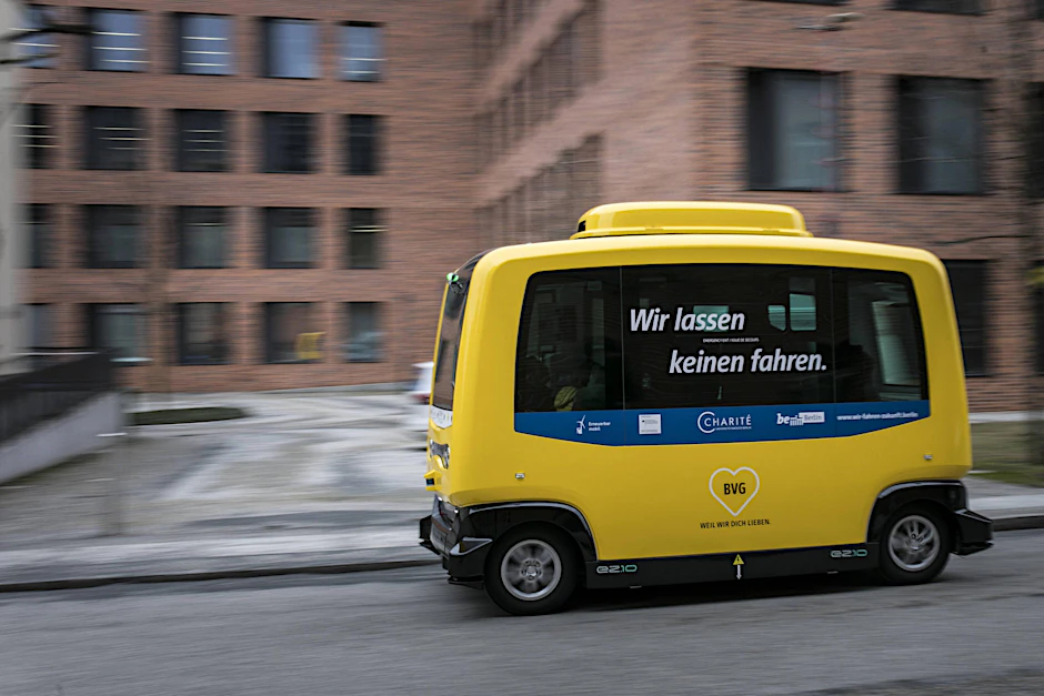 Mit Tempo 12 unterwegs: Auf dem Charité-Campus in Mitte begann 2018 der Einsatz von hochautomatisierten Elektrobussen - zur Sicherheit mit Personal an Bord. 
