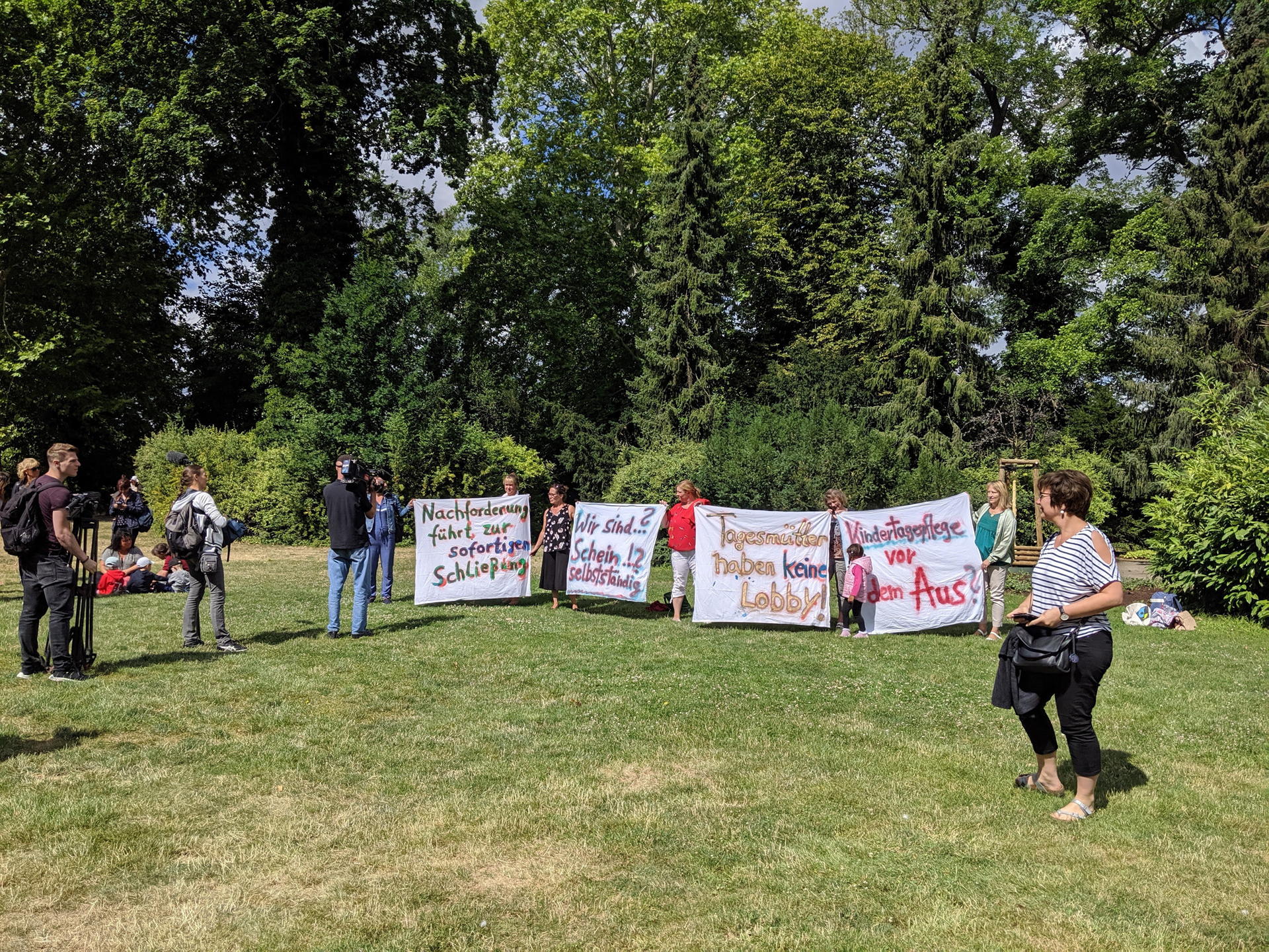Die protestierenden Tagesmütter sehen ihren Job in Gefahr.