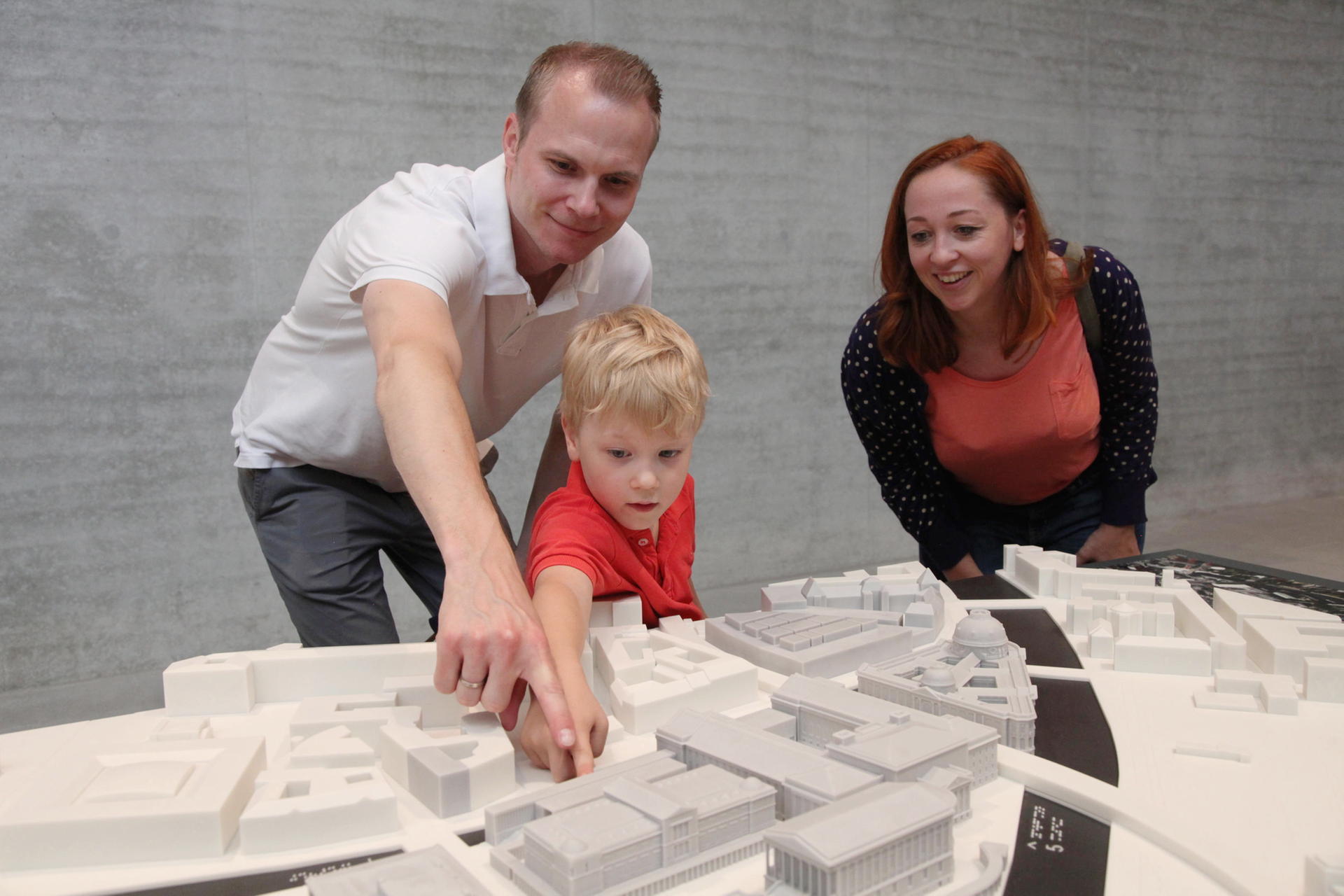 Karl (4) zeigt seinen Eltern Claudia und Tobias, wo die Galerie steht. 