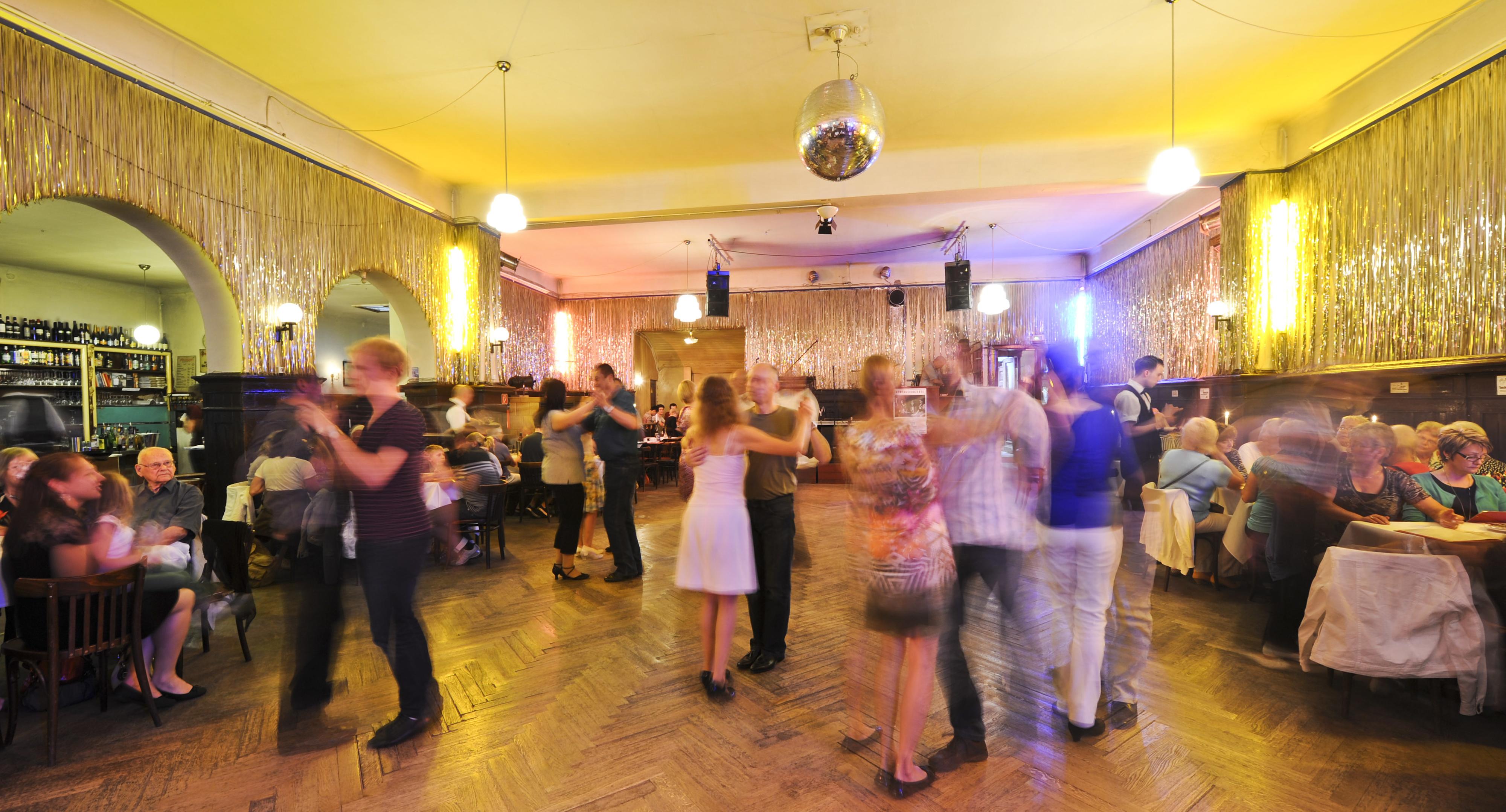 Es darf getanzt werden! Von Salsa über Swing bis hin zu Disko und Tango - fast täglich gibt es im Ballhaus an der Auguststraße Tanzveranstaltrungen.