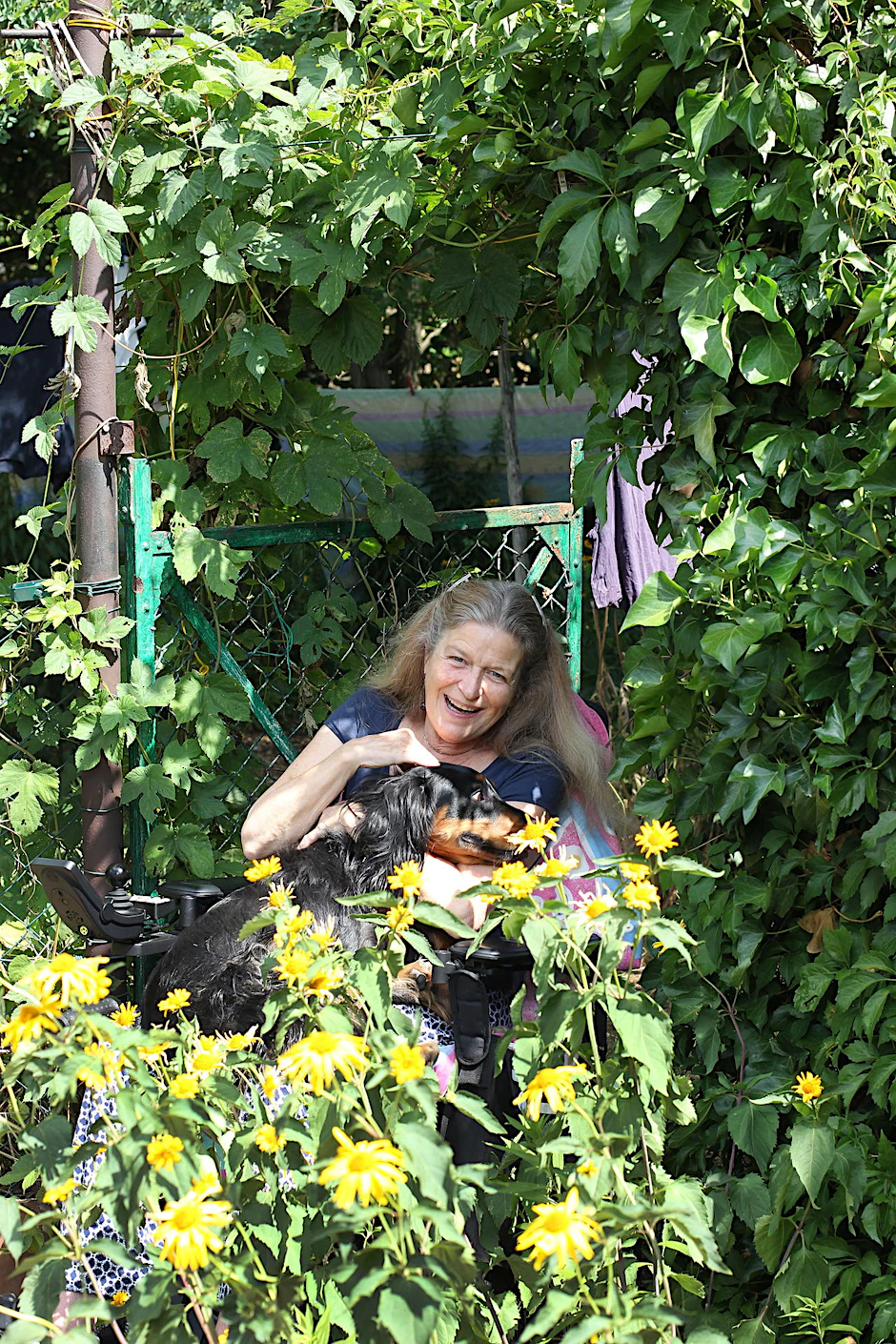 Barbara Carus mit ihrem Hund Djoni, den sie vor zwei Jahren aus dem Tierheim holte.
