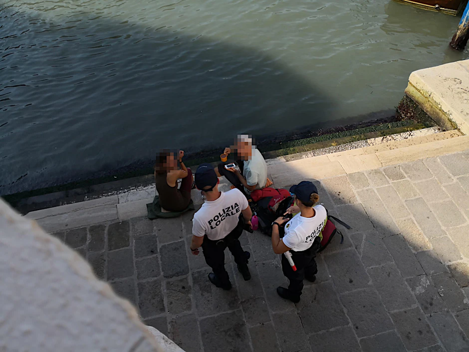 Statt Kaffeegenuss gibt es Ärger mit der Polizei in Venedig: Die Berliner Touristen werden von den Beamten überrascht. 