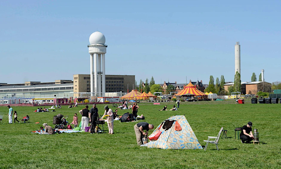Grillen, skaten, chillen. Mal sehen, wie lange das noch möglich ist auf dem Tempelhofer Feld.