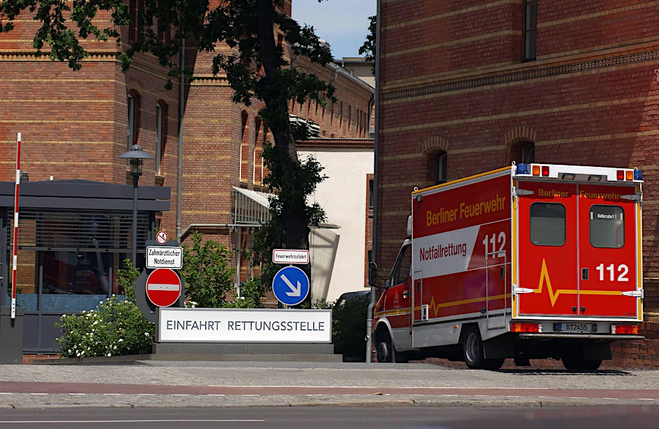 Ein Rettungswagen kommt in einem Krankenhaus an. Professor Reinhard Busse sagt, dass dort zu viele Menschen stationär aufgenommen werden.